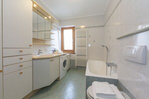 Kombinert dusj/badekar, hårføner, bidé og håndklær