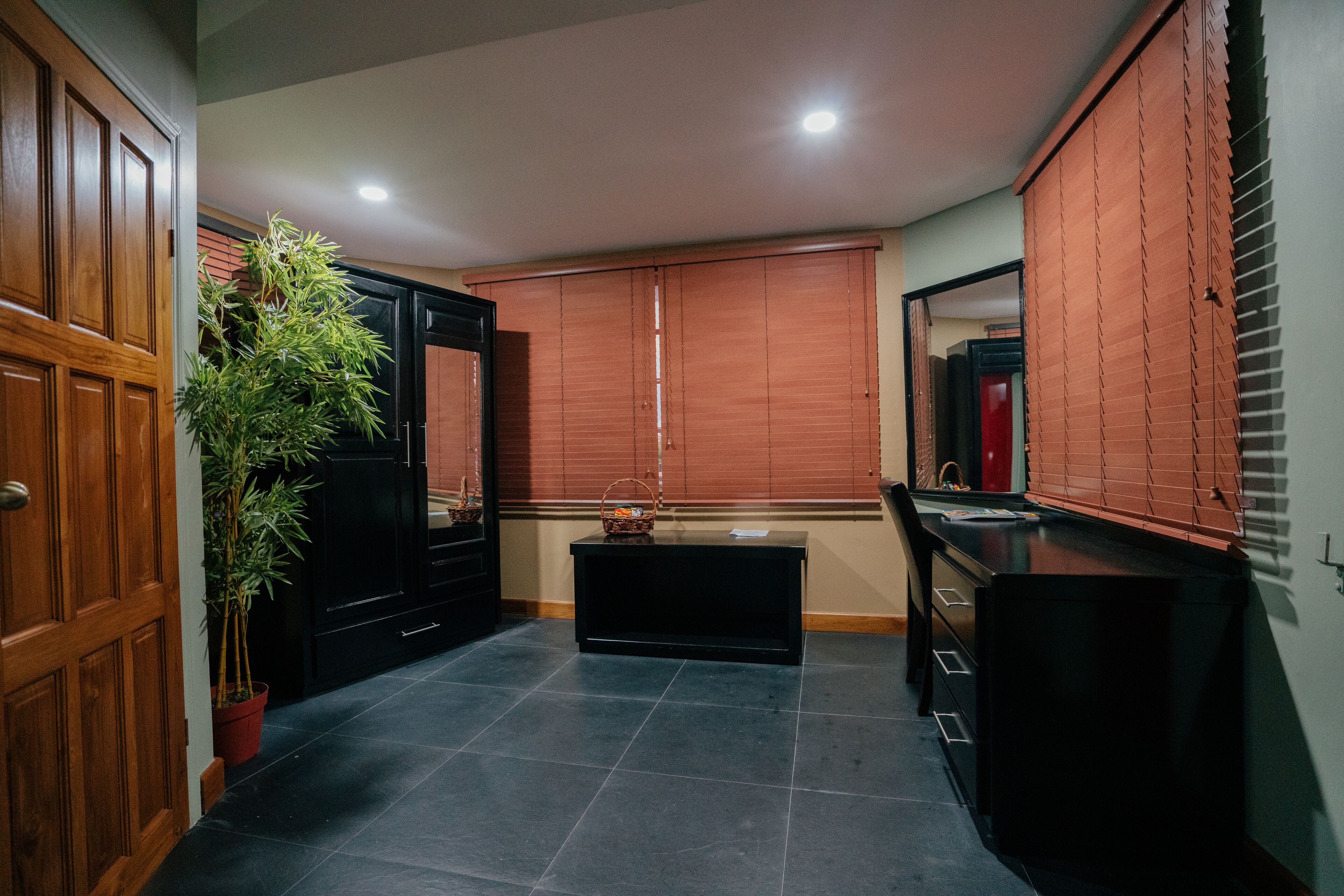 deluxe room, 1 king bed | 1 bedroom, in-room safe, desk, free wifi