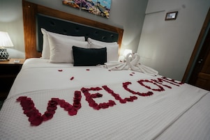 Quarto luxo, 1 cama King | Cofres nos quartos, escrivaninha, Wi-Fi de cortesia, roupa de cama