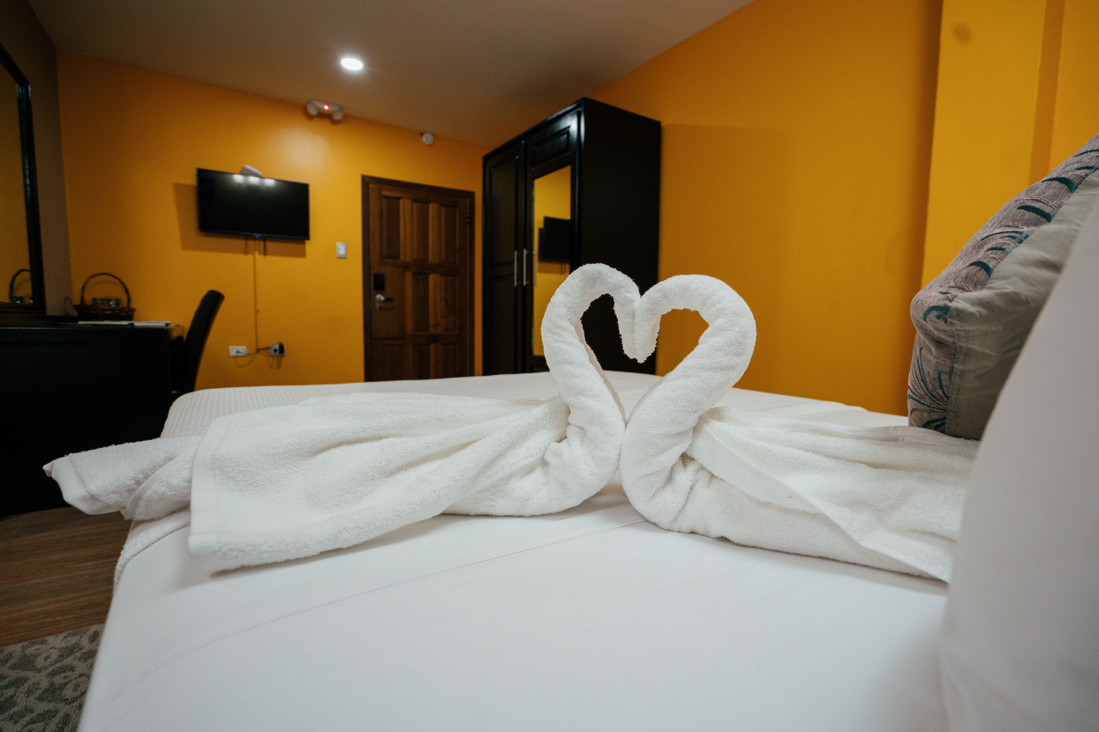 deluxe suite, 1 king bed | 1 bedroom, in-room safe, desk, free wifi