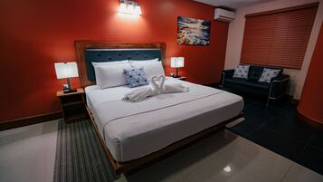 Quarto standard, 1 cama King | Cofres nos quartos, escrivaninha, Wi-Fi de cortesia, roupa de cama