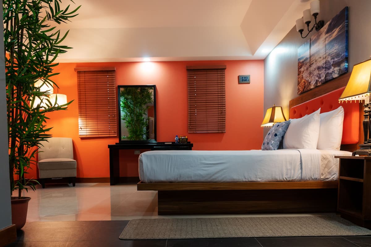 standard room, 1 queen bed | 1 bedroom, in-room safe, desk, free wifi