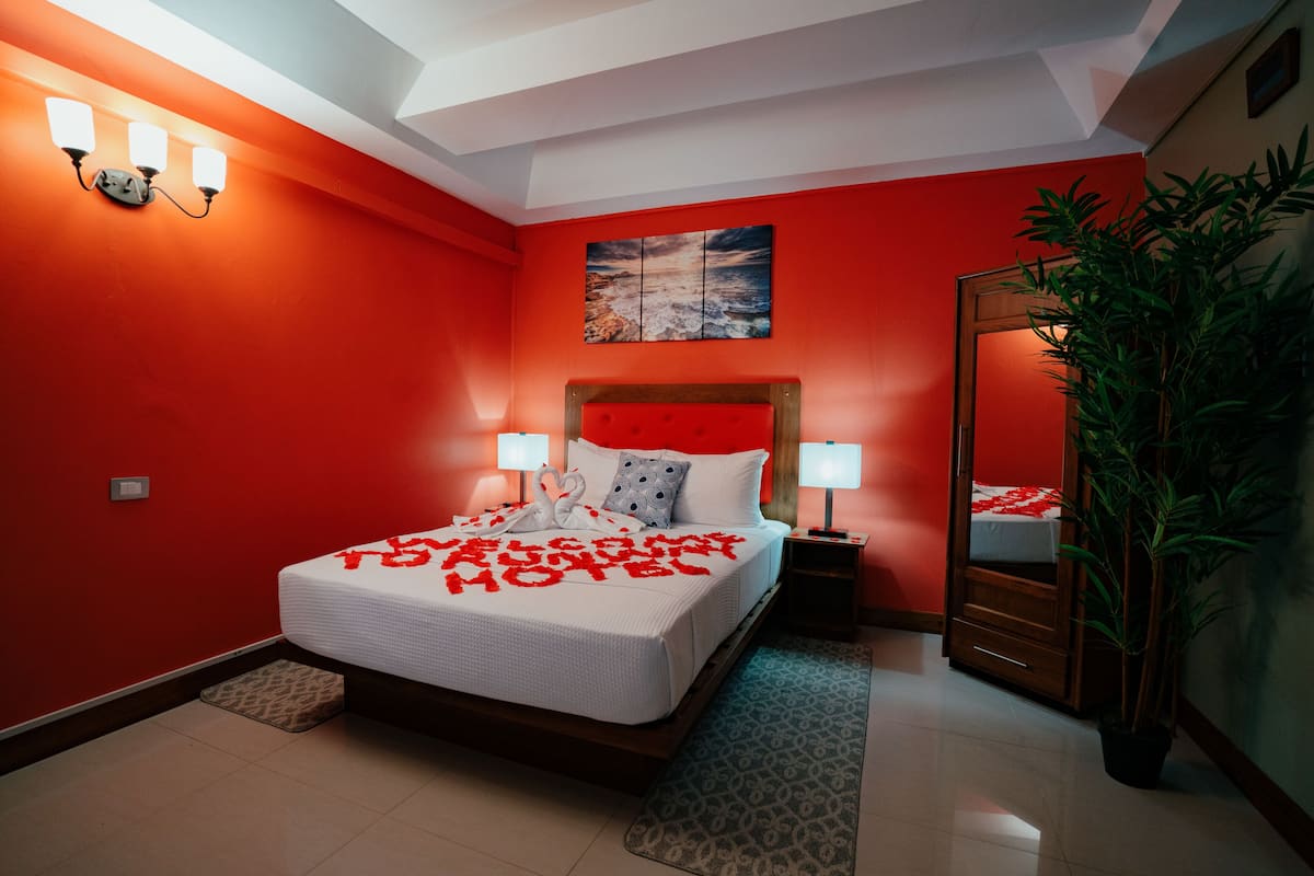 Deluxe Room, 1 Queen Bed | 1 bedroom, in-room safe, desk, free WiFi