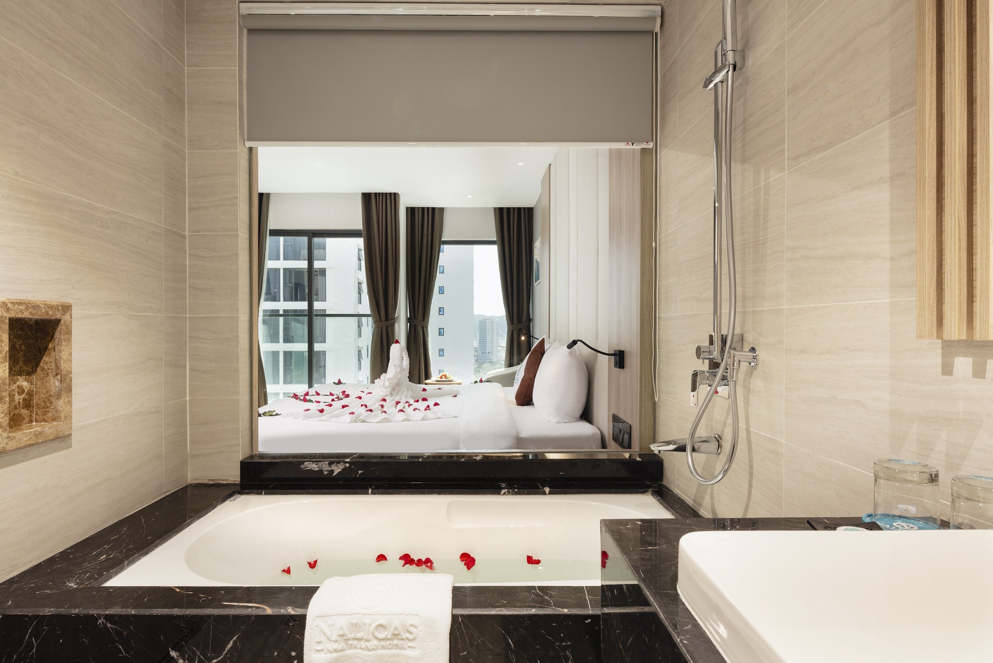 Nalicas Suite | Minibar, in-room safe, desk, blackout curtains