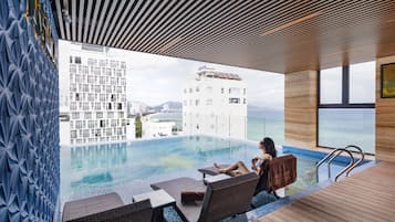 Außenpool, Infinity-Pool, Sonnenschirme, Liegestühle