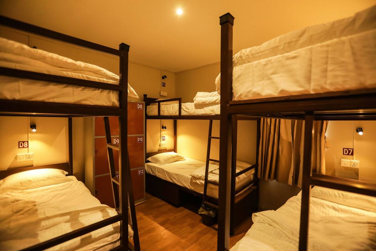 Un dormitorio con literas, cada una identificada con un número.