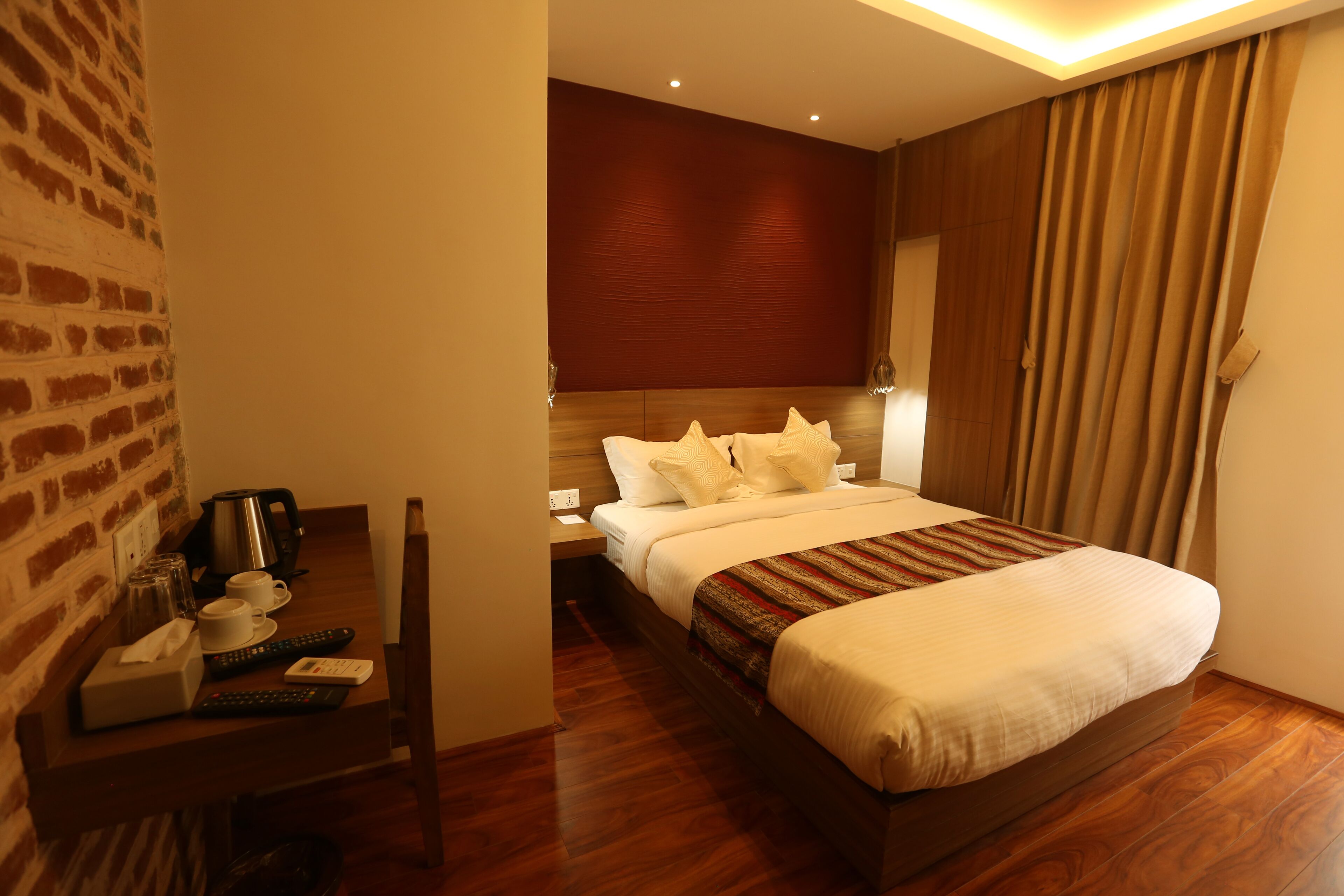 Deluxe Double or Twin Room with Free Airport Pick Up | Desk, laptop workspace, iron/ironing board, free WiFi