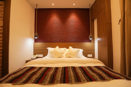 Deluxe Double Room | Desk, laptop workspace, iron/ironing board, free WiFi