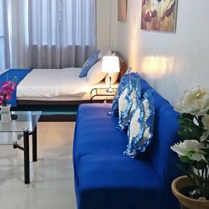 Studio | Desk, free WiFi, bed sheets - Merly's Staycation at Kassel Residences (Parañaque)