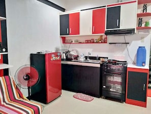 Estúdio | Cozinha americana privada | Geladeira grande, cooktop, chaleira elétrica, panela elétrica de arroz