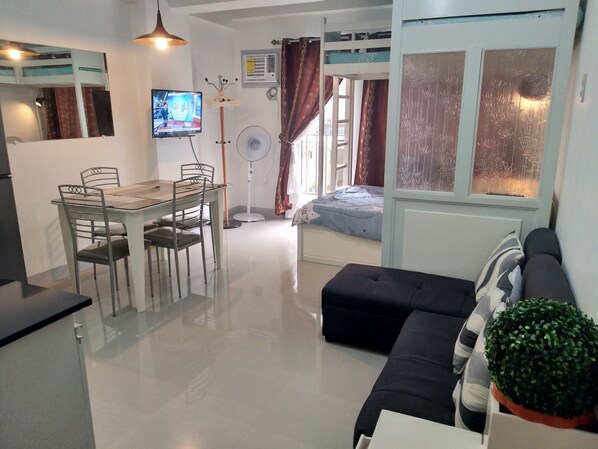 Studio | Living area | Flat-screen TV - Merly's Staycation at Kassel Residences (Parañaque)