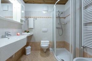 Dusj, hårføner, bidé og håndklær