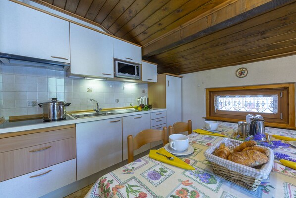 Réfrigérateur, micro-ondes, plaque de cuisson, lave-vaisselle