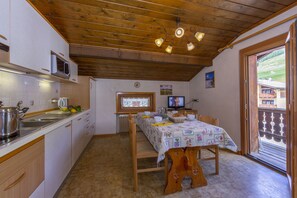 Réfrigérateur, micro-ondes, plaque de cuisson, lave-vaisselle