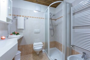 Douche, sèche-cheveux, bidet, serviettes fournies