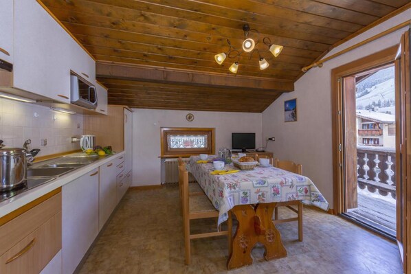 Kühlschrank, Mikrowelle, Herdplatte, Geschirrspüler