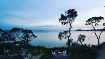 Kamar Quadruple Eksklusif, 1 kamar tidur, dapur kecil, pemandangan pantai | Pemandangan danau