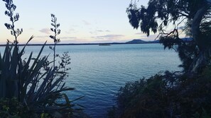En la playa y playa de arena blanca