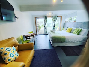 Down duvets, pillow-top beds, individually decorated - Applebay Guest House (Midway Point)