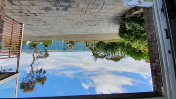 Vista frontal de la propiedad