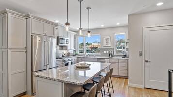 Jääkaappi, mikroaaltouuni, uuni, liesi