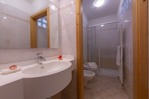 Doccia, asciugacapelli, bidet, asciugamani