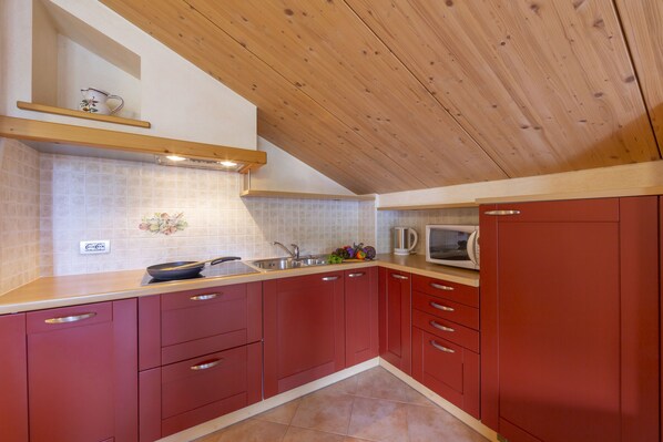 Kjøleskap, mikrobølgeovn, kokeplater og oppvaskmaskin