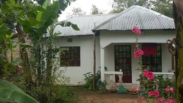 Vista frontal de la propiedad