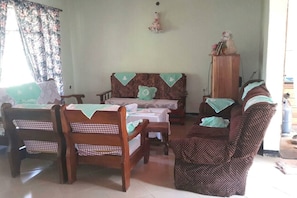 Lobby sitting area - The Maasai Homestay & Safaris (Arusha)