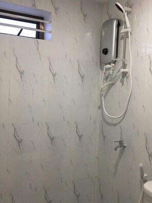 Deluxe-Apartment | Dusche im Bad