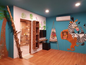 Senior Quadruple Room | Individually decorated, individually furnished, desk, soundproofing - Little Ryukyu Hermit Crab Homestay (Liuqiu)
