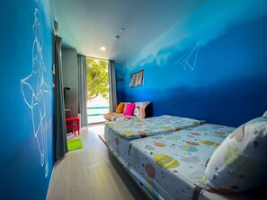 Vierbettzimmer | Individuell dekoriert, individuell eingerichtet, Schreibtisch