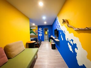Phòng tiện nghi đơn giản | Trang trí khác biệt, trang bị nội thất với thiết kế riêng biệt, bàn 