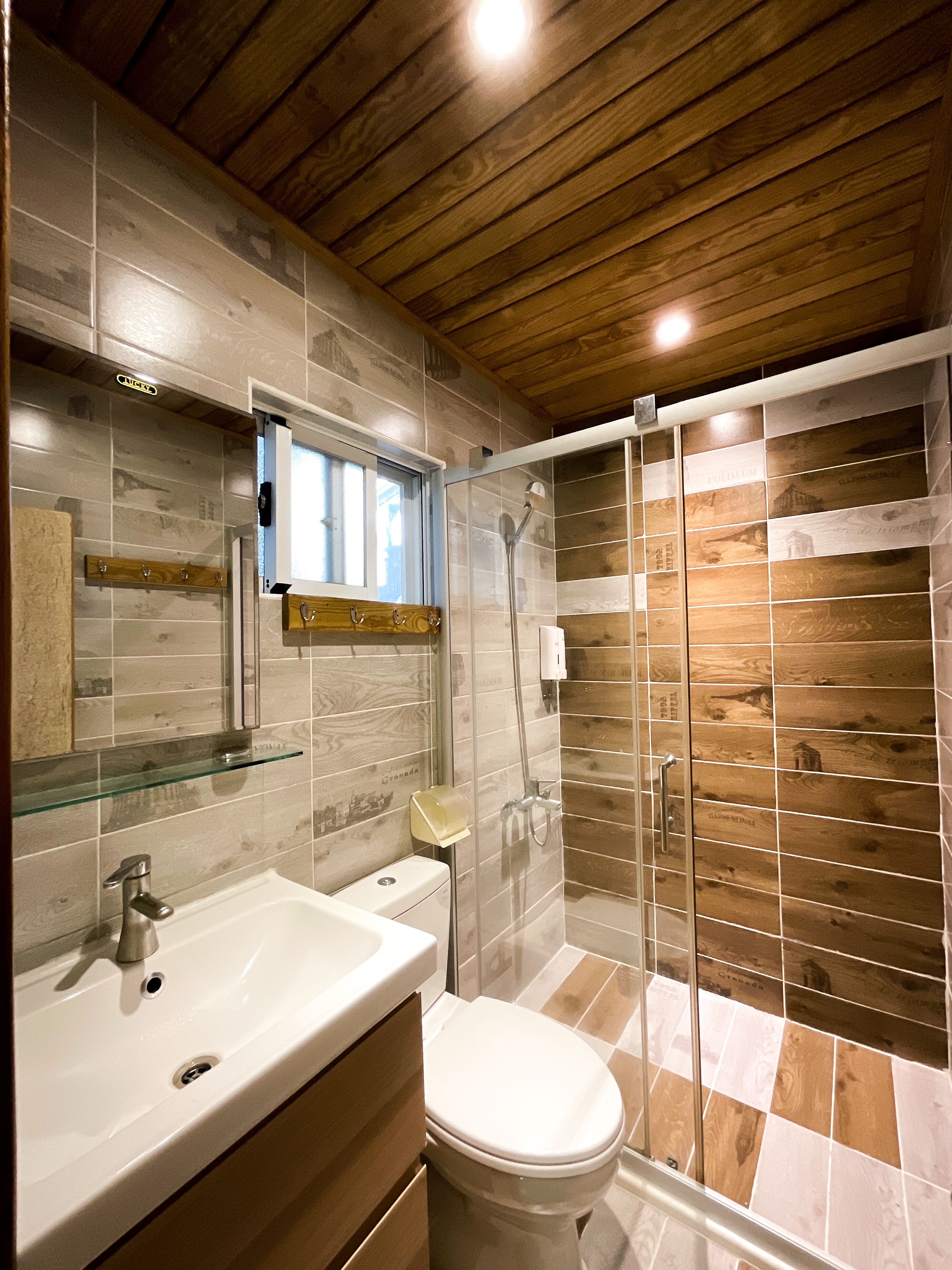 Habitación cuádruple de lujo | Baño | Regadera, amenidades de baño gratuitas, secadora de cabello, pantuflas 
