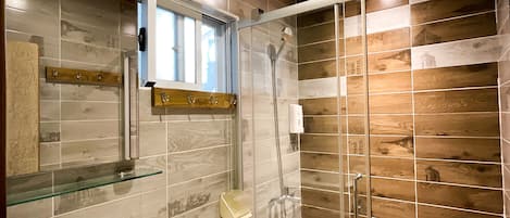 Luxury Quadruple Room | Bathroom | Shower, free toiletries, hair dryer, slippers