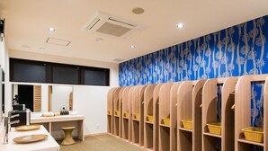 Ein Badezimmer mit Holzschränken, einem Waschbecken und einem Spiegel.