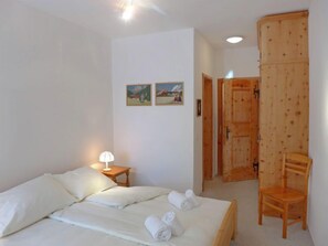 2 chambres, fer et planche à repasser, accès à Internet (gratuit)