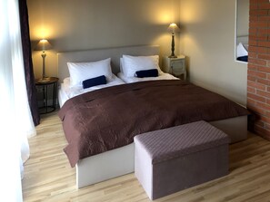 3 habitaciones, tabla de planchar con plancha, wifi y ropa de cama 