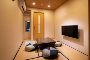 京町家一棟貸 | 2 室のベッドルーム、羽毛の掛け布団、ピロートップベッド、デスク