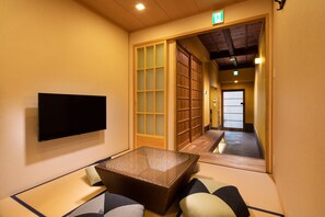 Private Vacation Home | 2 bedrooms, down comforters, pillowtop beds, desk - Tsumugi Horikawakichimonji (Kyoto)
