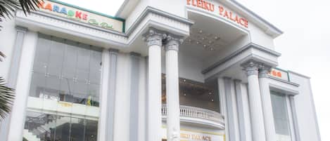 Vista frontal de la propiedad