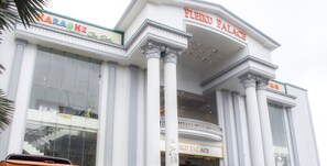 A building with a sign reading "PLEIKU PALACE" and another sign for "KARAOKE GIA DUK". - HANZ Pleiku Hotel (Pleiku)