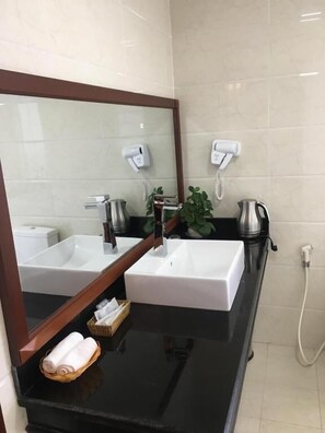 Shower, free toiletries, slippers, towels - HANZ Pleiku Hotel (Pleiku)