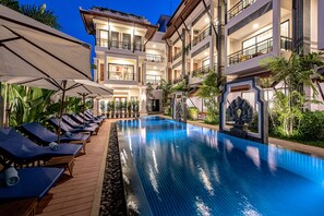 Outdoor pool, open 8:00 AM to 10:00 PM, pool umbrellas, sun loungers - Araya Angkor Residence (Siem Reap)