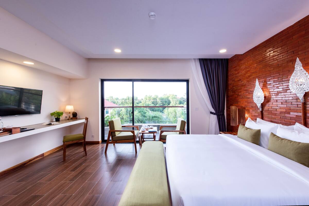 Premier Suite Double Room | Hypo-allergenic bedding available, memory foam beds, minibar