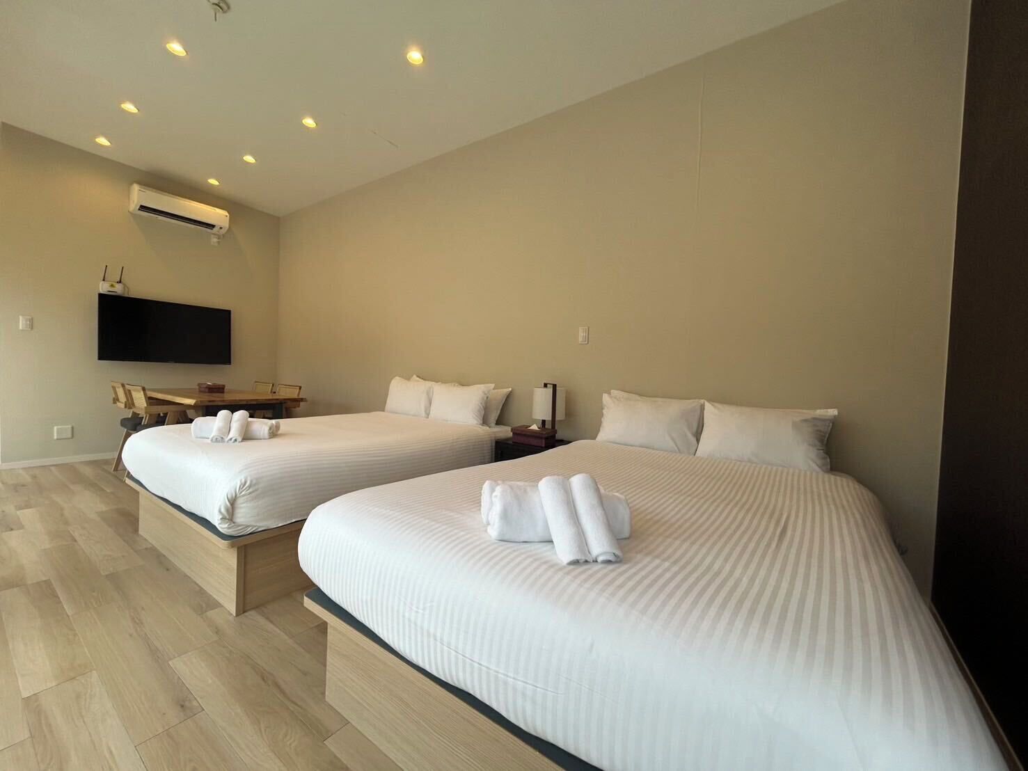 Trailer Villa | WiFi (free), individually decorated, bed sheets
