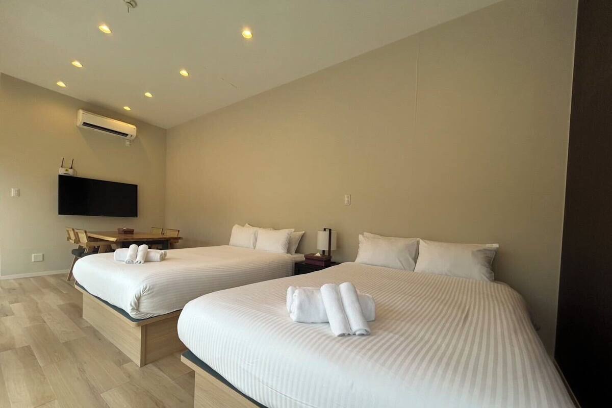 Wifi gratis, decoración personalizada y ropa de cama 