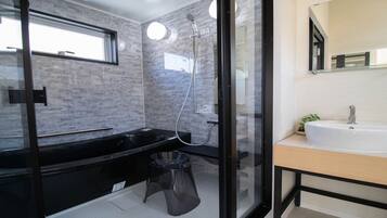 Chambre Standard avec lits jumeaux (Trailer Villa) | Salle de bain | Baignoire et douche séparées, articles de toilette gratuits