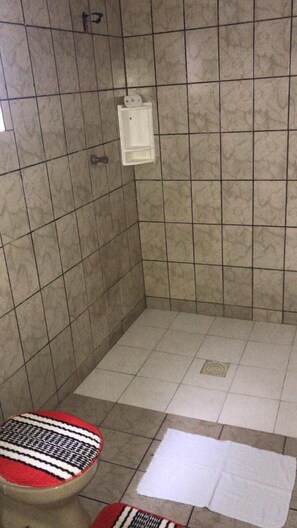 Een douche, handdoeken