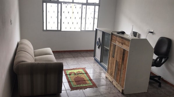 Dormitorio compartido económico | Área de sala de estar